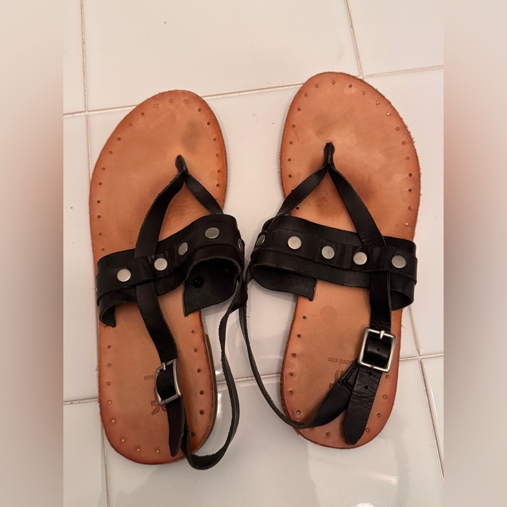 Frye Black avery stud Leather Sandals 6 B